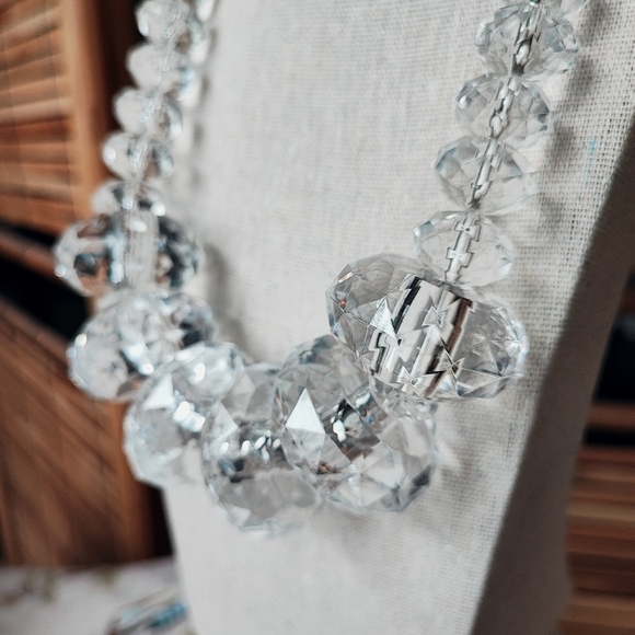 Joan Rivers Enormous Clear Faceted Graduated Heavy Beads Chunky Lucite Necklace - Picture 4 of 11